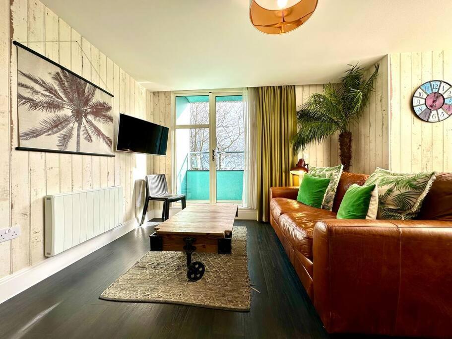 Designer Apartment Inc Free Parking & Fast Wifi 1 Minute Walk To Poole Quay - Great Location - Free Parking - Fast Wifi - Smart Tv - Newly Decorated - Sleeps Up To 2! Close To Poole & Bournemouth & Sandbanks Экстерьер фото